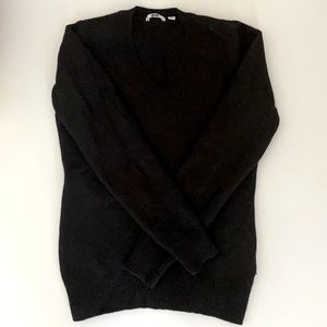 Uniqlo v-neck long sleeve black sweater.